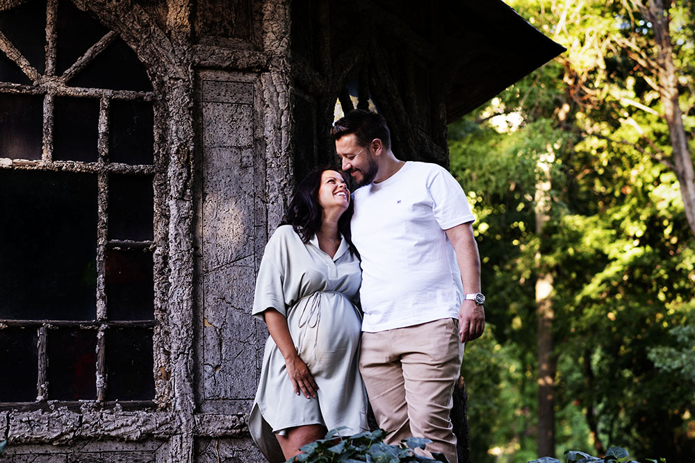 sesión de fotos de embarazo en el Campo del Moros. uno de los jardines más bonitos de Madrid.