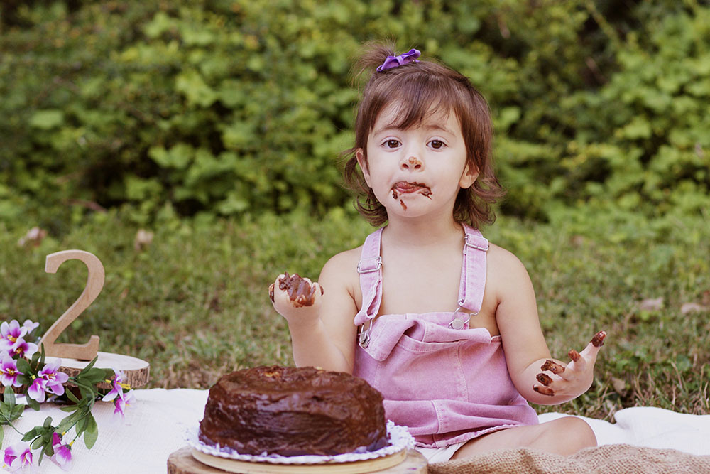 Sesión fotográfica de smash cake. Fotos de cumpleaños en exterior. Diferentes y divertidas