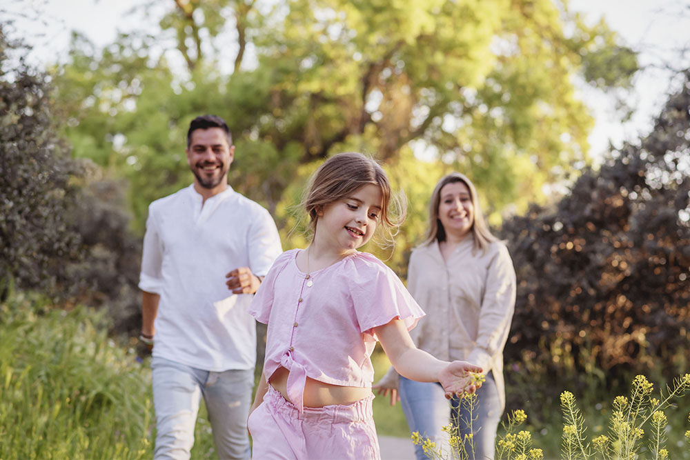 Sesión de comunión original en exteriores, con fotografías de toda la familia.