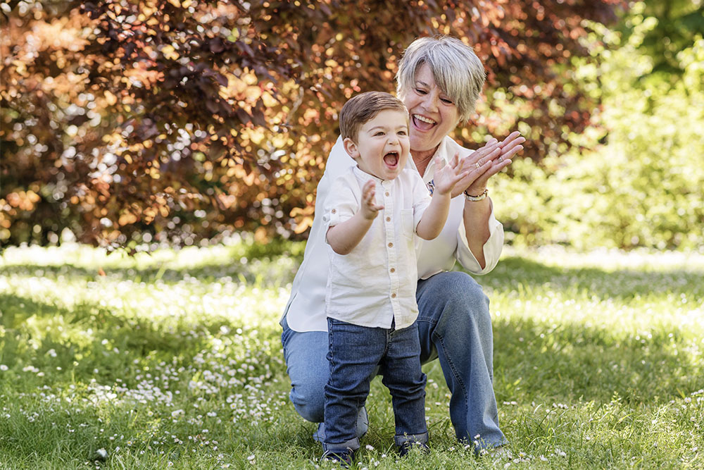 Reportaje de fotos abuelas y nietos. Al aire libre en Madrid.